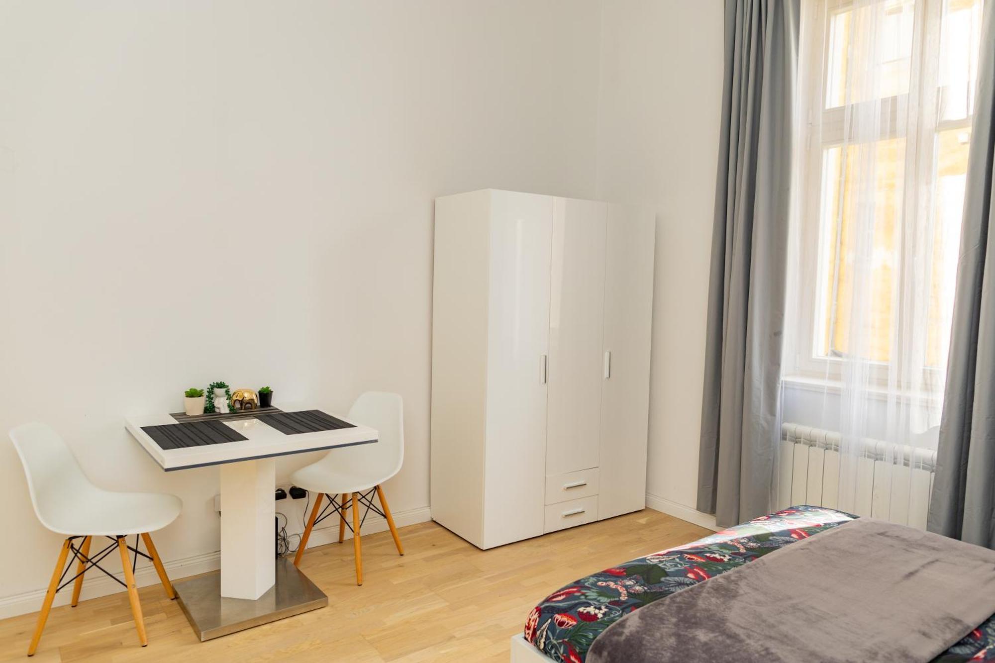 Wenceslas Square Apartment Прага Екстериор снимка